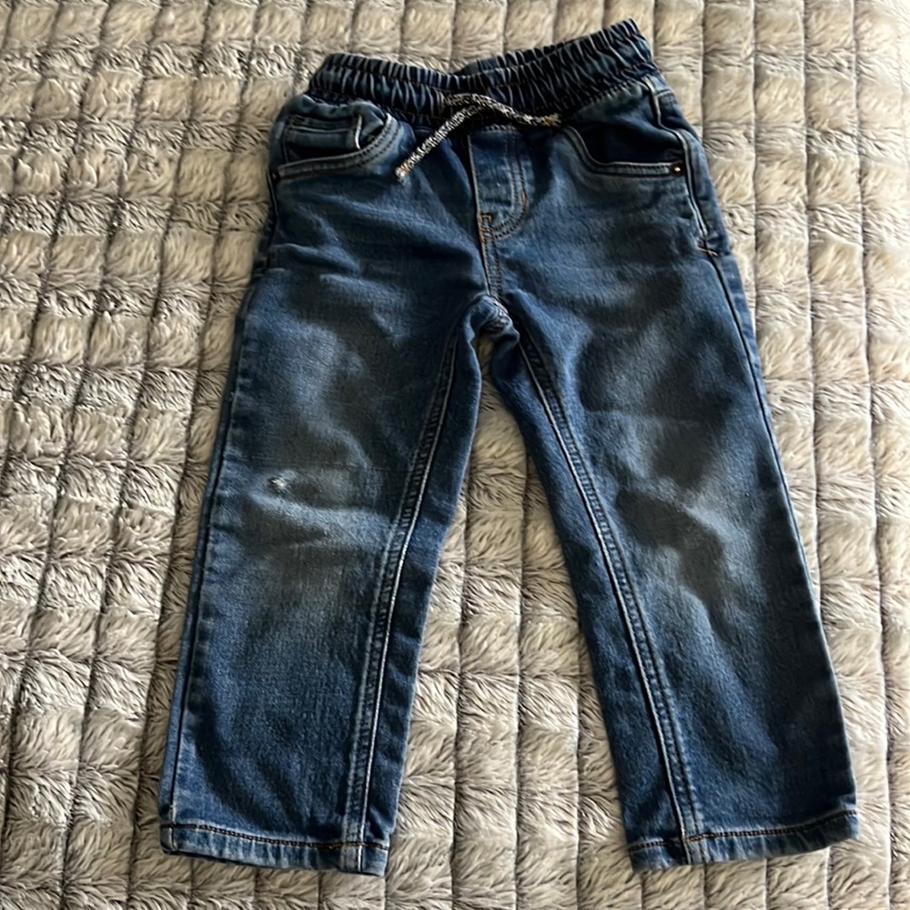 Boys pull on jeans with tie